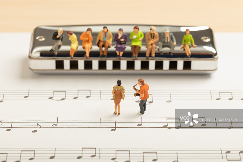 微缩创意音符音乐演奏表演口琴上的听众人群图片素材