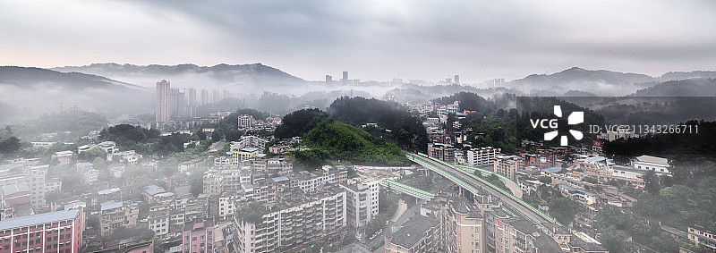 雾气笼罩的乌当区新添寨图片素材