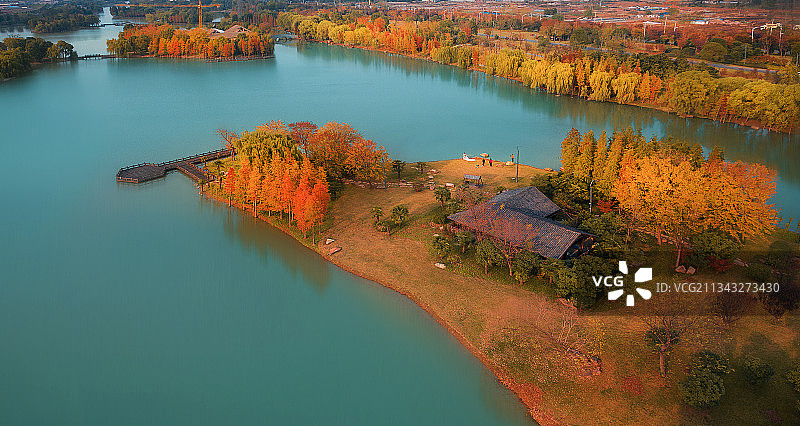 初秋的颍上湿地公园，红叶、绿水，美不胜收。引来游人流连忘返。图片素材