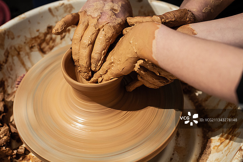 人们手部制作陶器特写图片素材