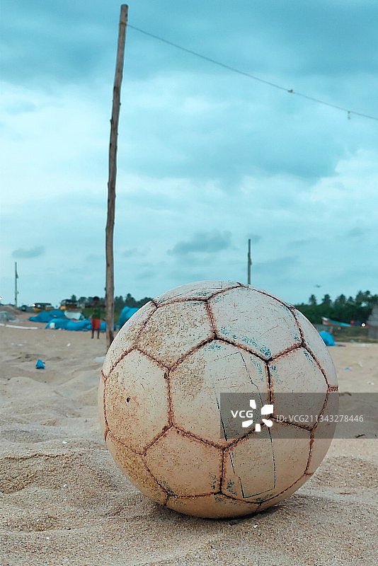 海滩上对着天空的球特写图片素材