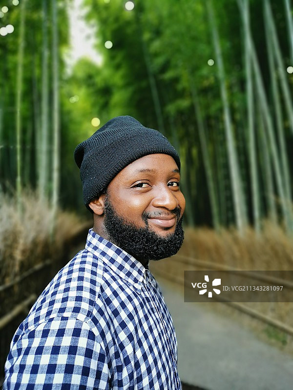 笑容满面的男人站在人行道上图片素材