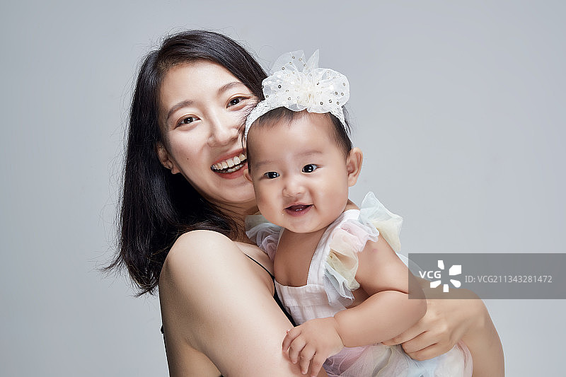 妈妈陪伴宝宝快乐的玩耍图片素材