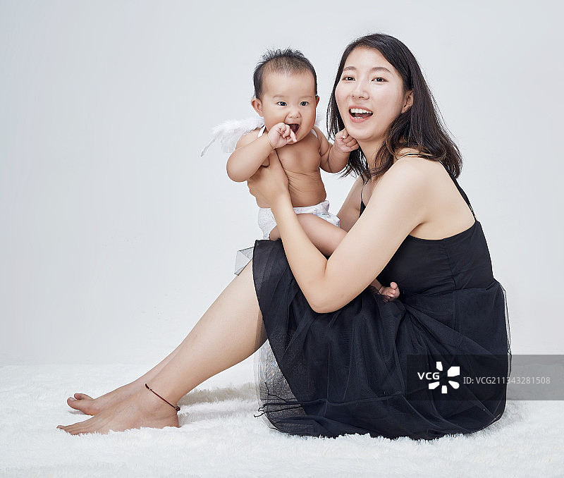 妈妈陪伴宝宝快乐的玩耍图片素材