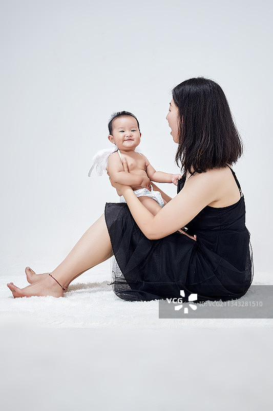 妈妈陪伴宝宝快乐的玩耍图片素材