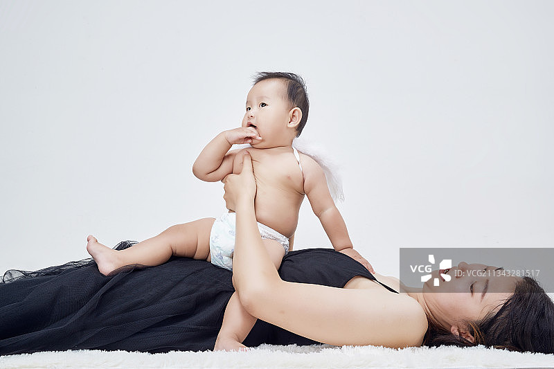 妈妈陪伴宝宝快乐的玩耍图片素材