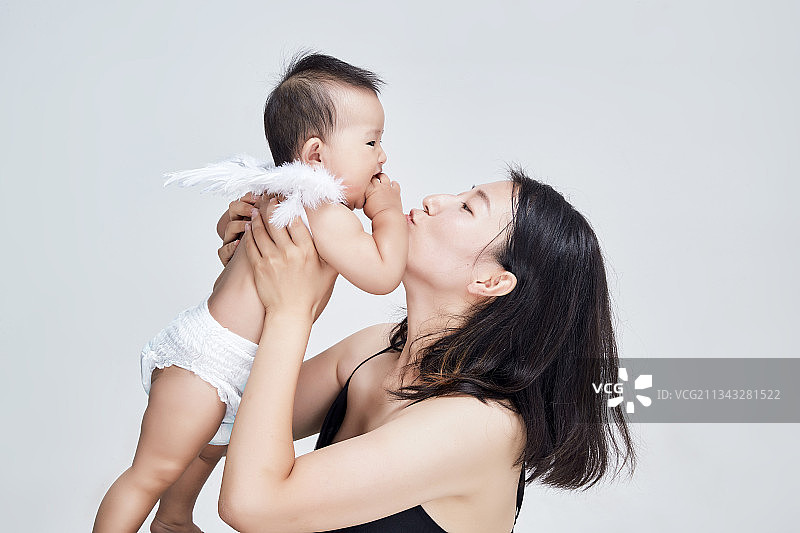 妈妈陪伴宝宝快乐的玩耍图片素材