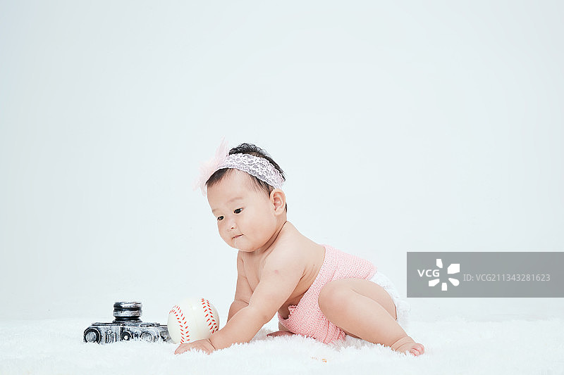 可爱女婴儿在毛茸茸的床垫上图片素材