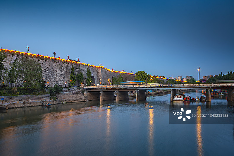 华灯初上之时的中华门外长干桥+南京图片素材