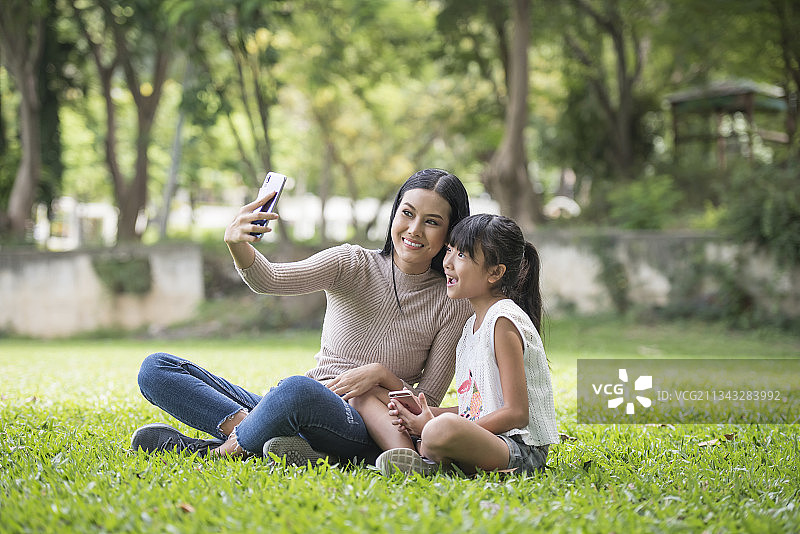 母女在公园里玩耍图片素材