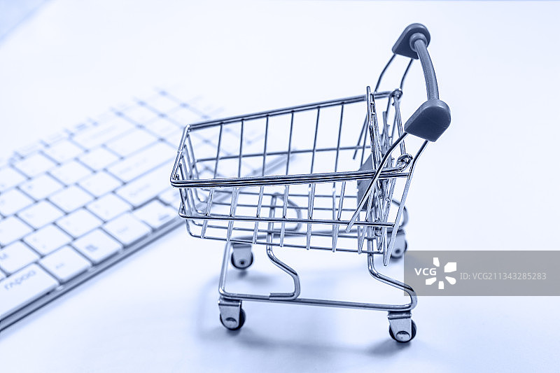 静物购物车与电脑键盘图片素材
