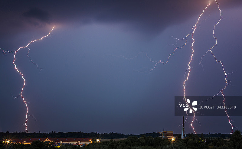 夜空中闪电的低角度视图图片素材