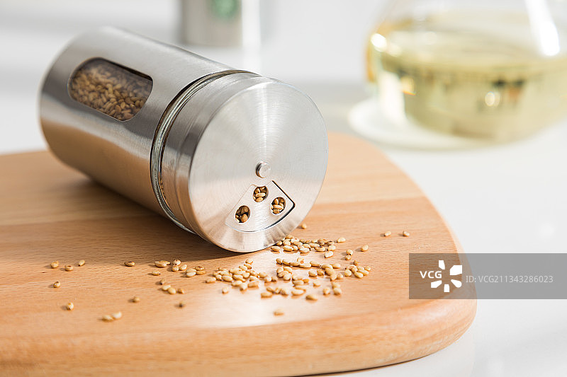 厨房里的不锈钢调料瓶图片素材