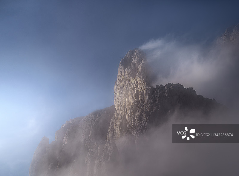 西班牙欧洲之峰火山的仰视视角图片素材