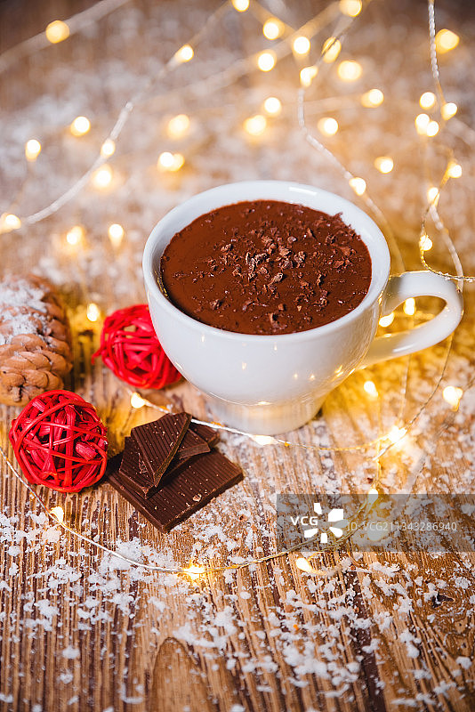 亮木纹陶瓷杯热巧克力与棉花糖图片素材