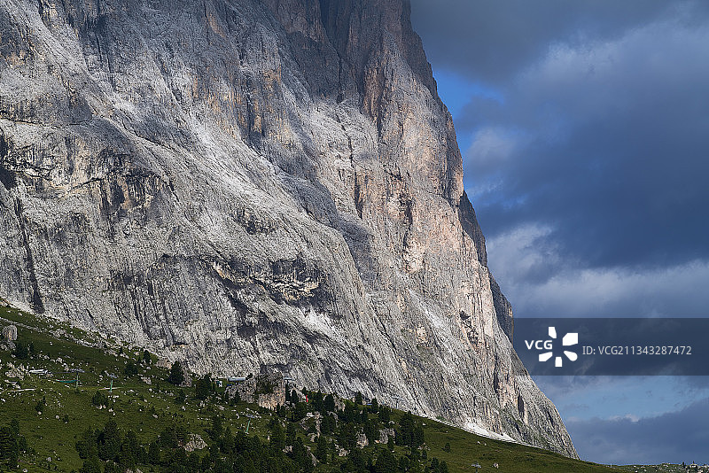 低角度拍摄意大利博尔扎诺塞尔瓦迪瓦尔加尔代纳的山景图片素材