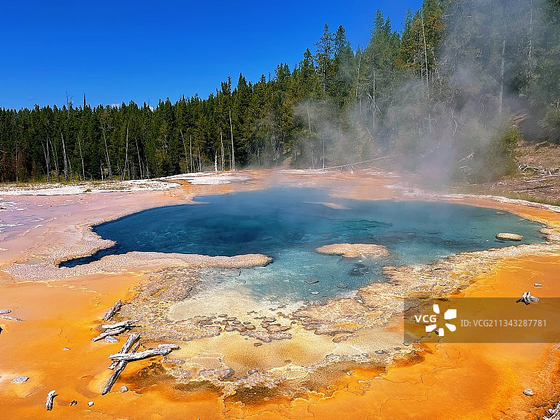 晴朗蓝天下温泉的景色图片素材