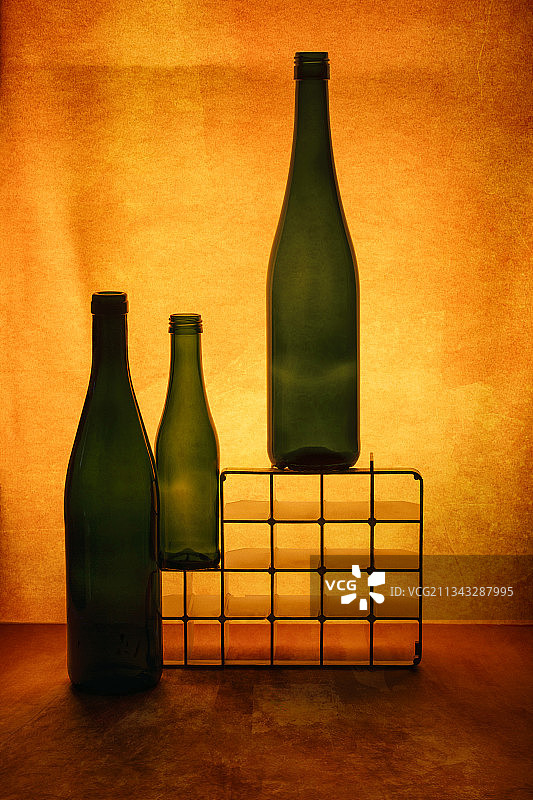 墙边桌子上瓶子的特写图片素材