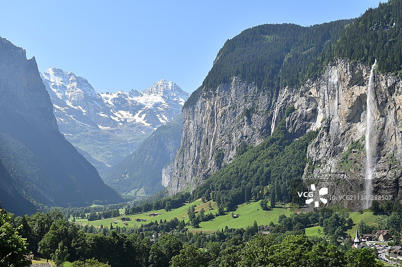 瑞士劳特布龙嫩的晴空山景图片素材