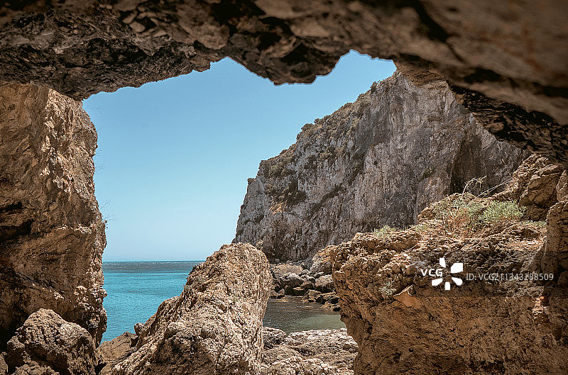 透过洞穴看海景图片素材