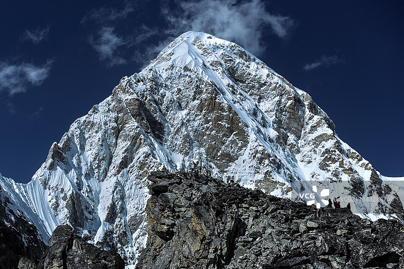 低角度的雪山对天空图片素材