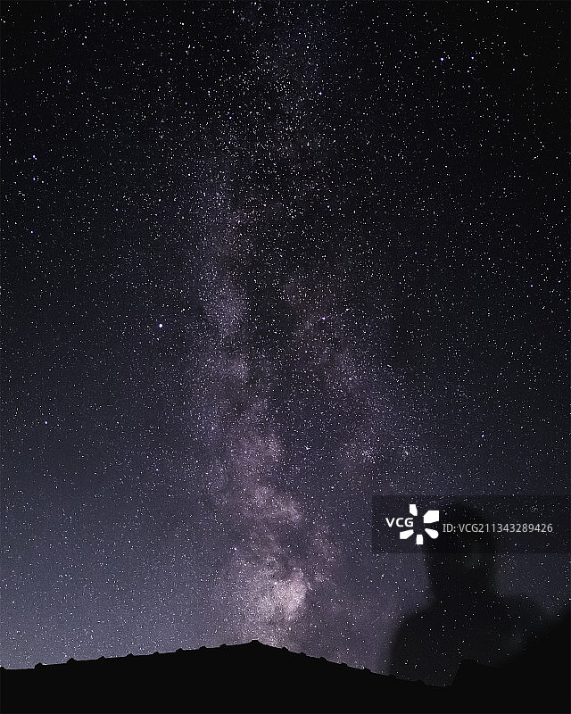 夜空星空下的山脉剪影图片素材