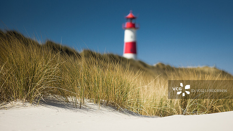 德国利斯特，艾伦博根B，田野上灯塔的低角度视图图片素材