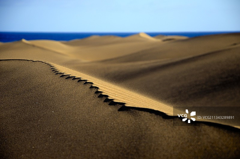 晴朗天空下的沙漠风景图片素材