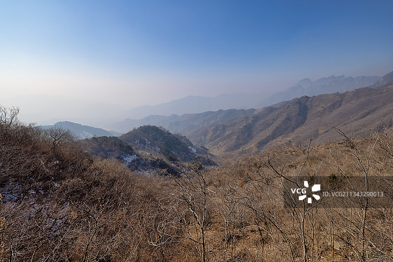 在晴朗的天空下的山景图片素材