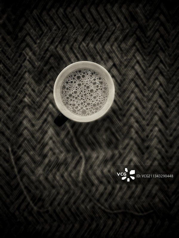桌上咖啡杯的俯视图图片素材
