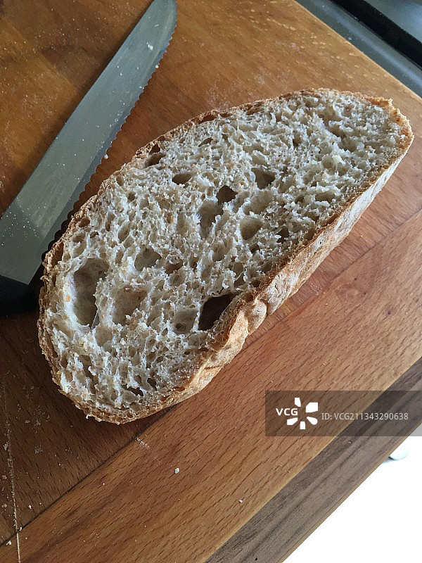 切菜板上的面包的俯视照片图片素材
