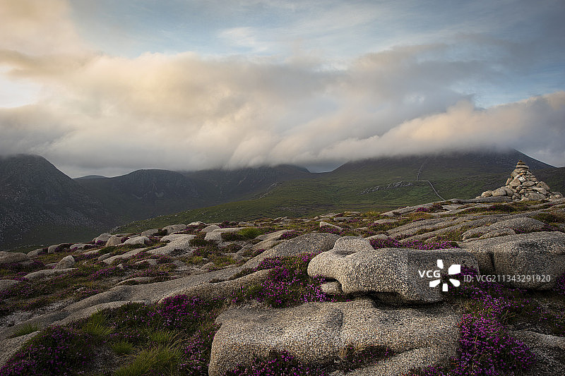 英国纽里莫恩山脉的岩石山脉壮丽景色图片素材