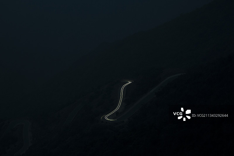 夜间照明的山路航拍图片素材