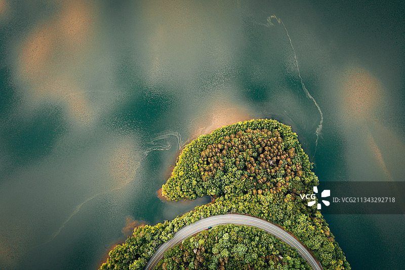 树木旁的湖泊鸟瞰图图片素材