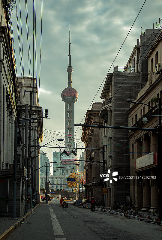 日出时分从外滩电线纵横交错的老街道看到浦东的东方明珠塔图片素材