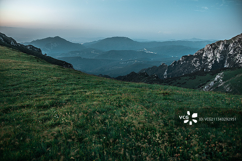罗马尼亚布切吉山脉的田野风光图片素材