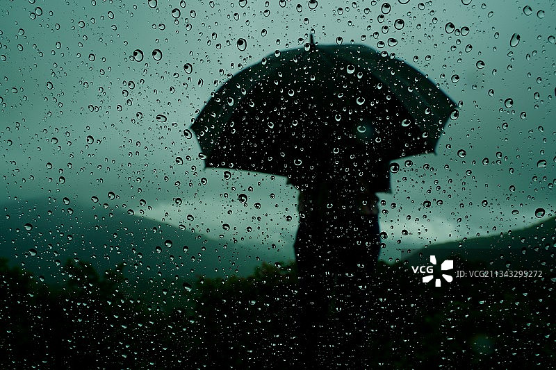 雨季印度奇卡马加卢鲁湿雨伞全画幅照片图片素材