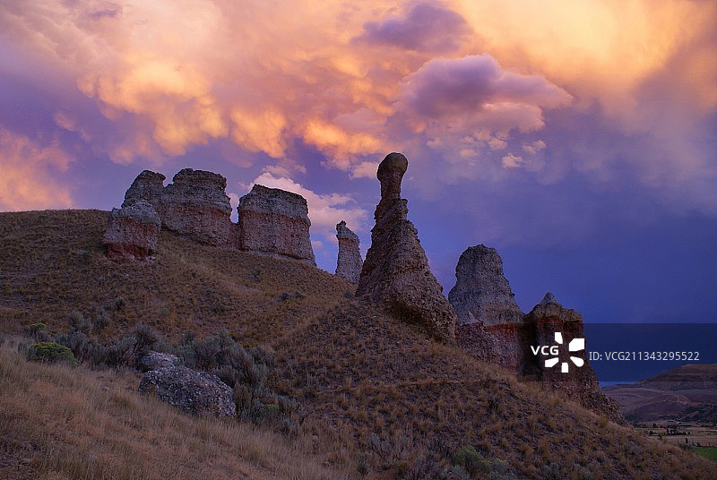 日落时分的岩层仰视图片素材
