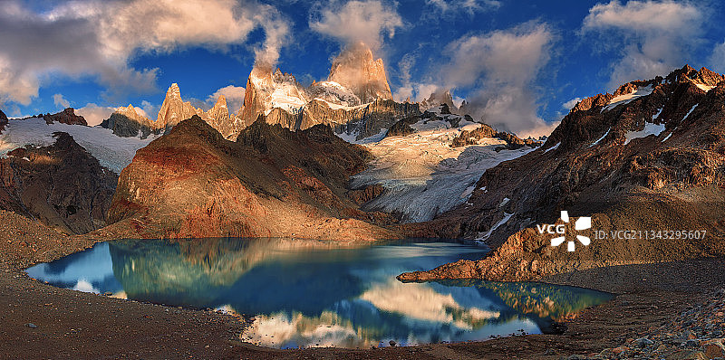 湖和山的全景在天空的衬托下图片素材