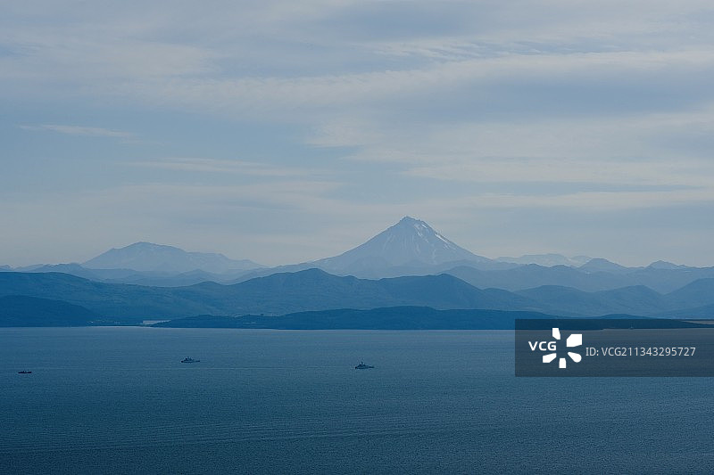 海和山在天空的风景图片素材