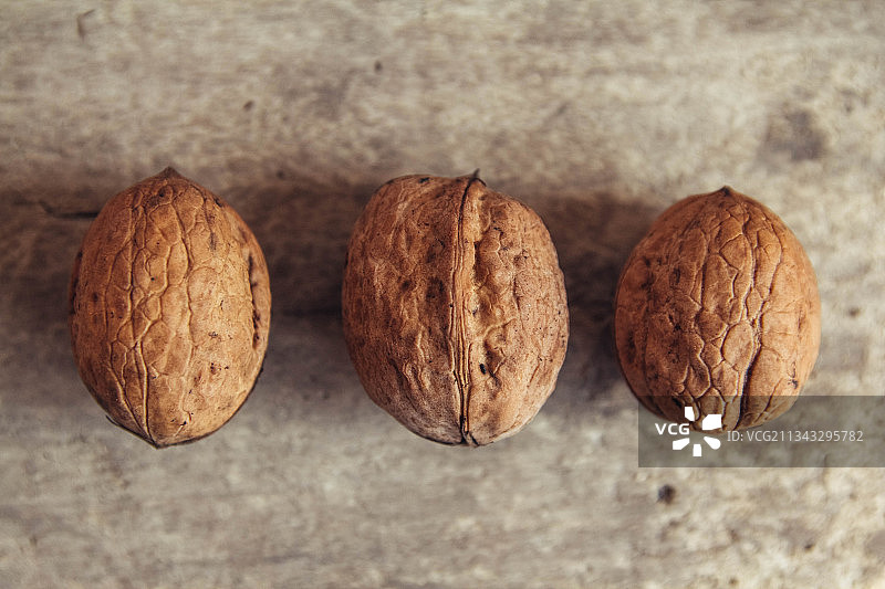 桌上的核桃特写图片素材