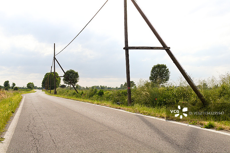 卡萨莱托洛迪贾诺，洛迪，意大利的乡村空旷道路图片素材