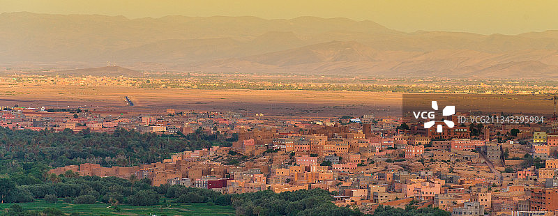 日落时分城镇景观的俯视角度图片素材