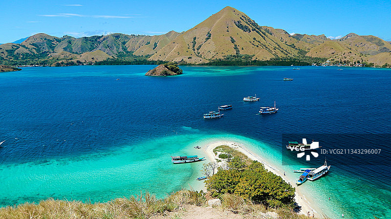 印度尼西亚东努沙登加拉海边船只的高角度视图图片素材