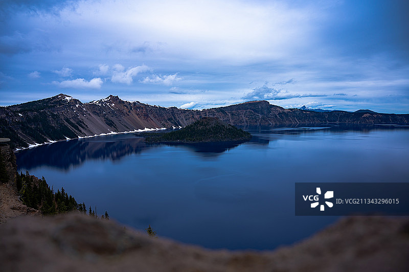 美国俄勒冈州火山口湖国家公园，天空下的湖和山的风景图片素材