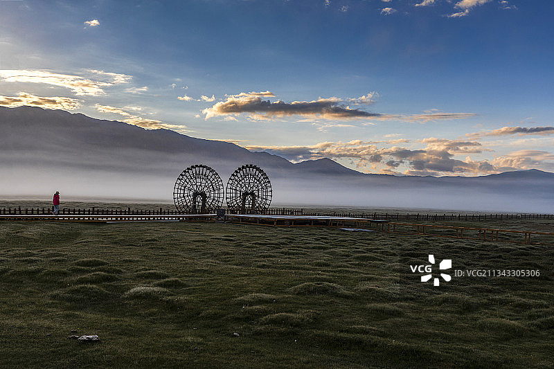 晨雾中的阿拉尔金草滩图片素材