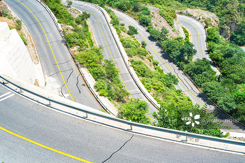 俯视夏天盘山公路图片素材