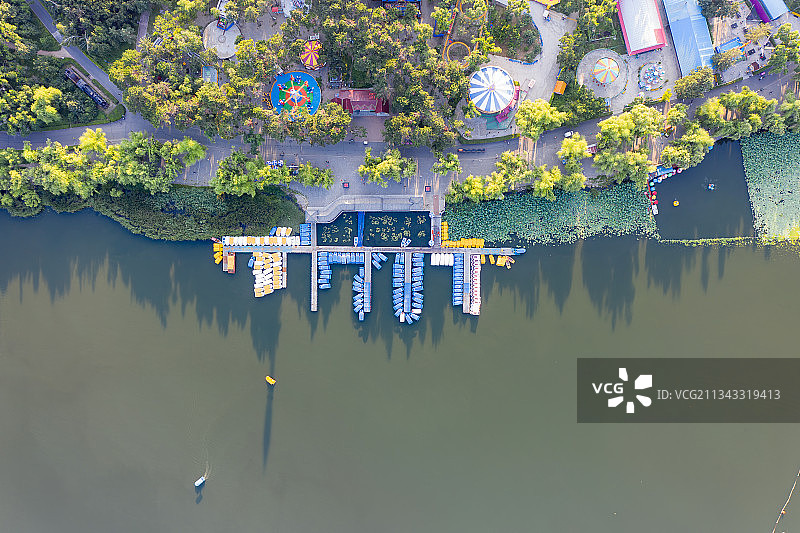 南湖公园湖边游乐场码头游船舶俯拍图片素材