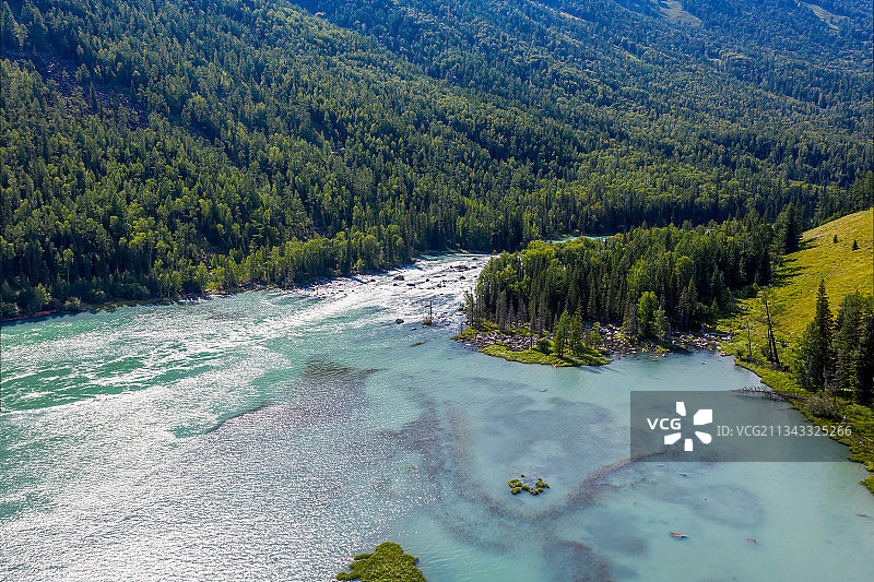 新疆阿勒泰地区喀纳斯国家地质公园卧龙湾夏季航拍视角风光图片素材