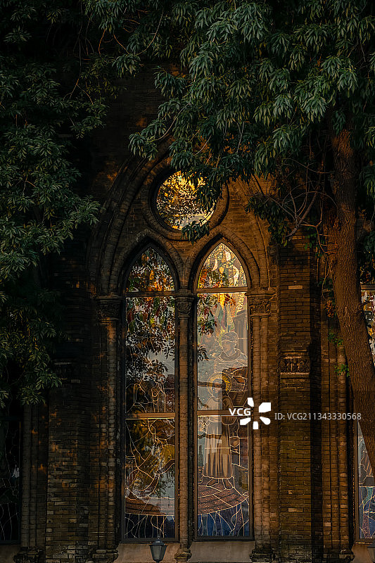 天津望海楼教堂玻璃窗彩色玻璃静谧图片素材